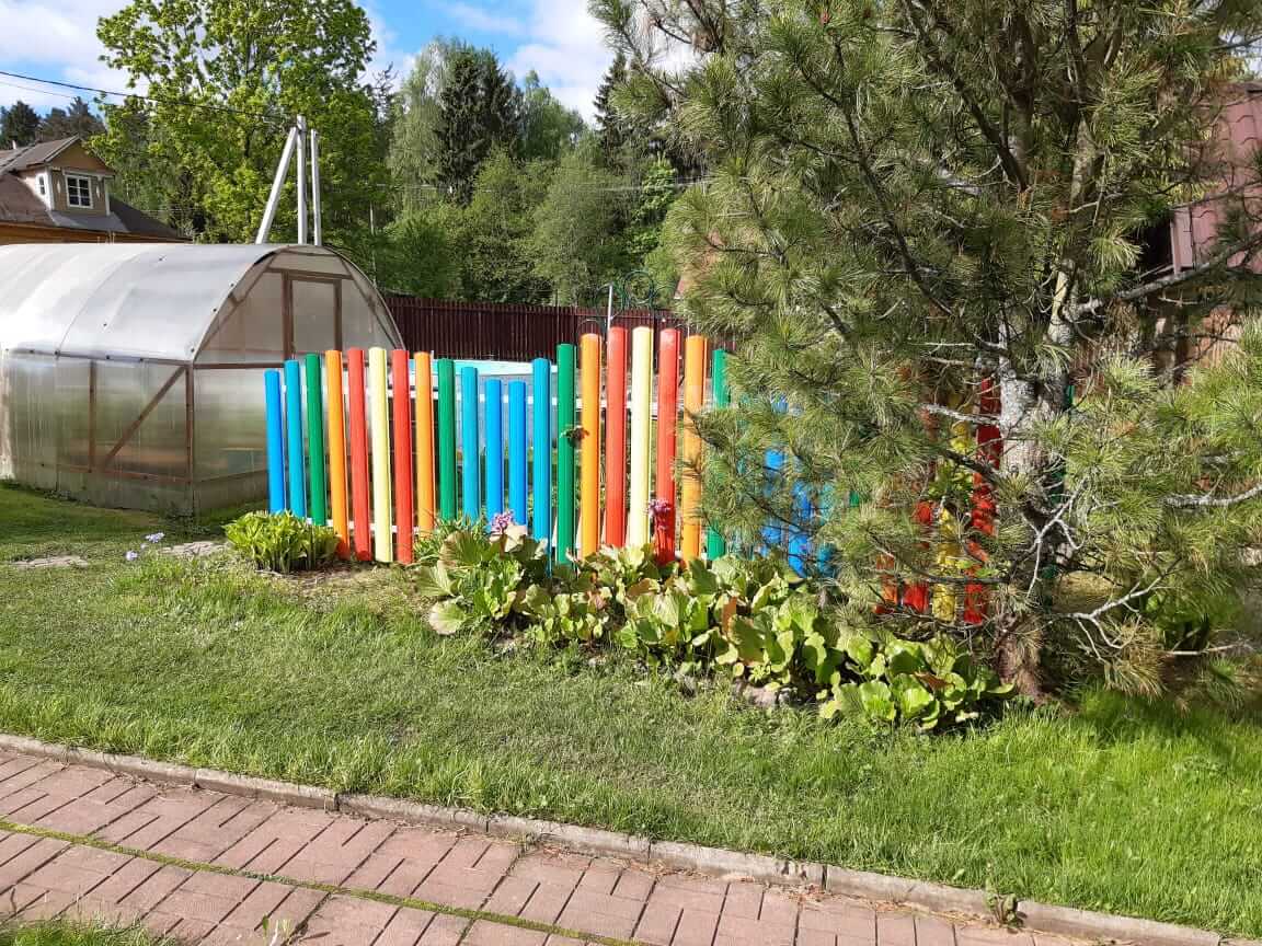 забор из разноцветного штакетника односторонний фото1 в Оренбурге