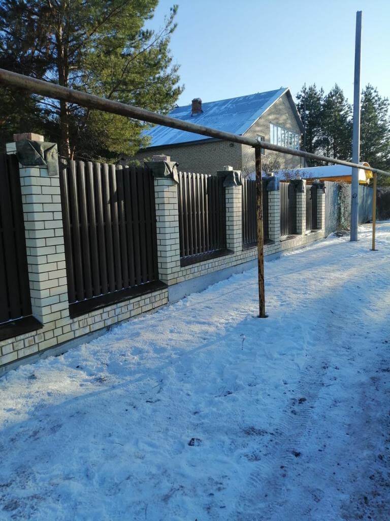 Забор из штакетника RAL8017 Шоколад в Оренбурге
