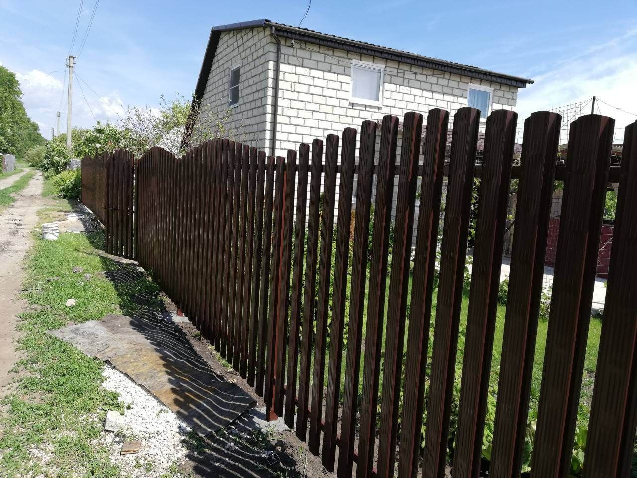 Забор из евроштакетника Плетенка 19м RAL8017 Шоколад в Оренбурге