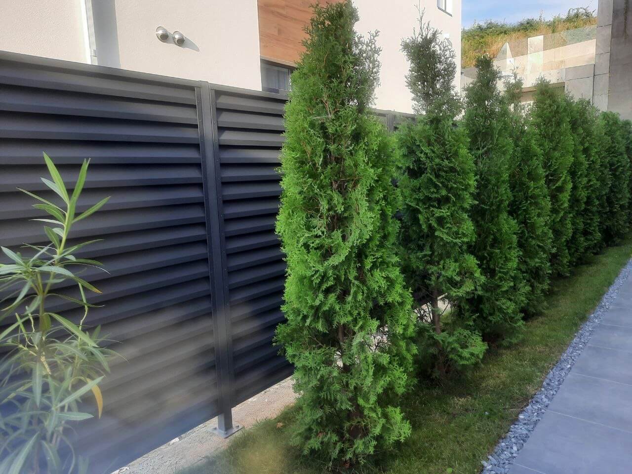 Забор-жалюзи из ламелей Реснички 25м RAL7024 Серый Графит матовый фото 4 в Оренбурге