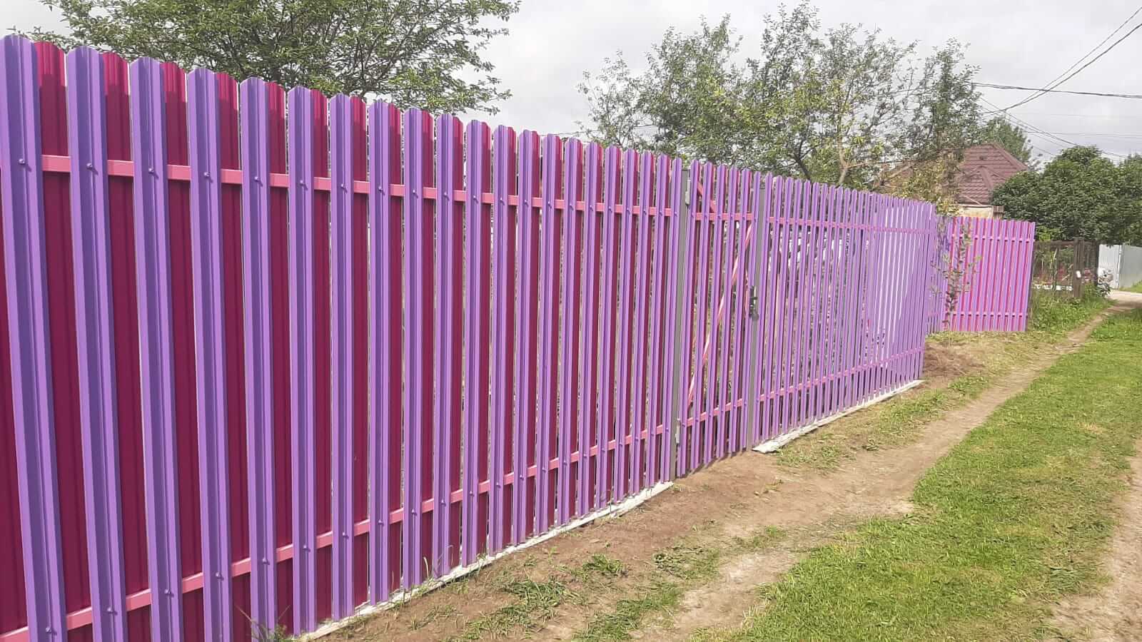 Двухцветный забор из евроштакетника 44м RAL4005 Сиреневый, RAL4006 Пурпурный фото 3 в Оренбурге
