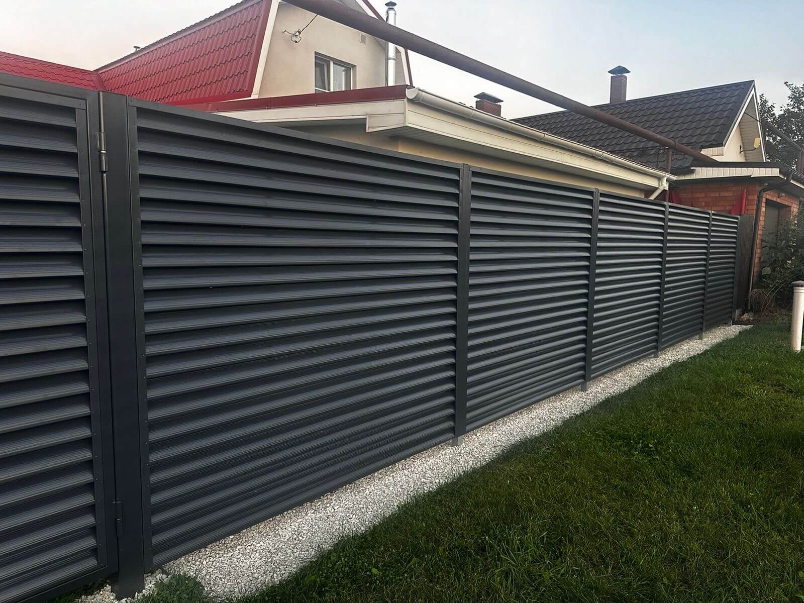 Забор из ламелей Еврожалюзи 26м RAL7024/7024 Серый Графит двусторонний фото 3 в Оренбурге