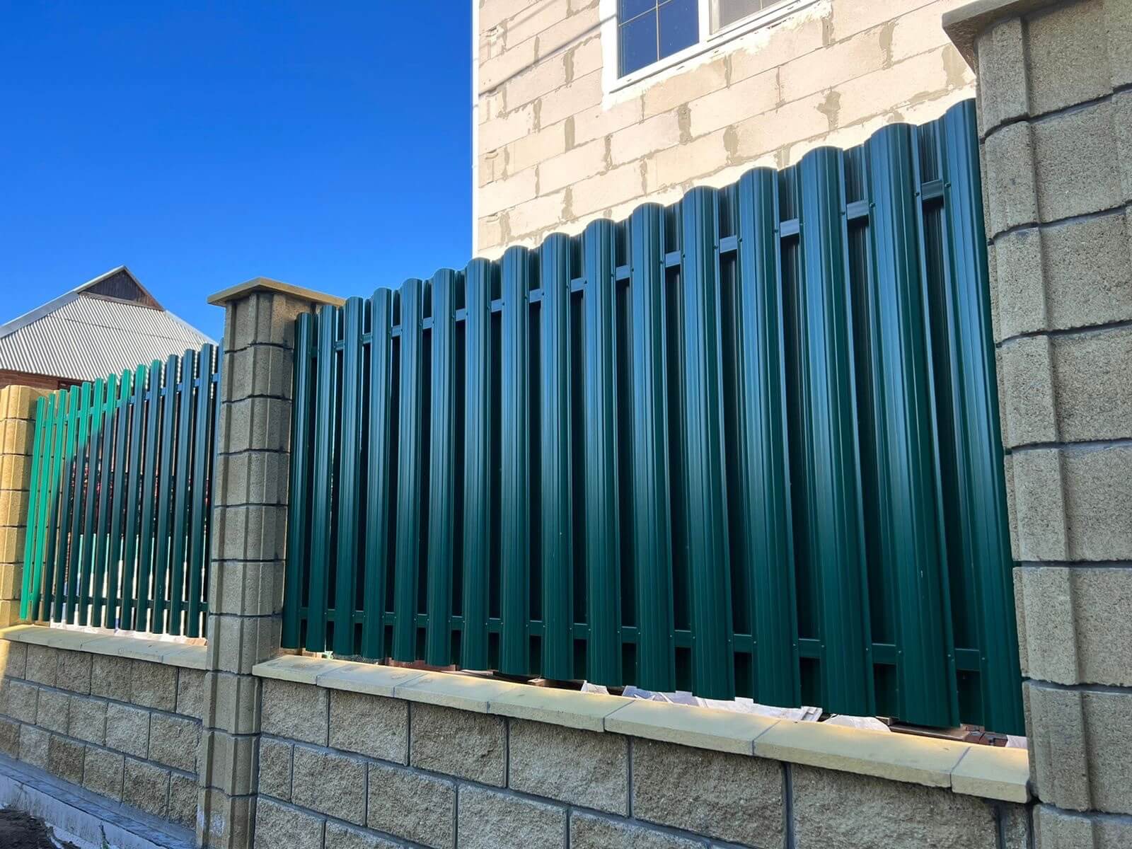 Забор из евроштакетника 22м RAL6005/6005 Зеленый Мох двусторонний фото 7 в Оренбурге