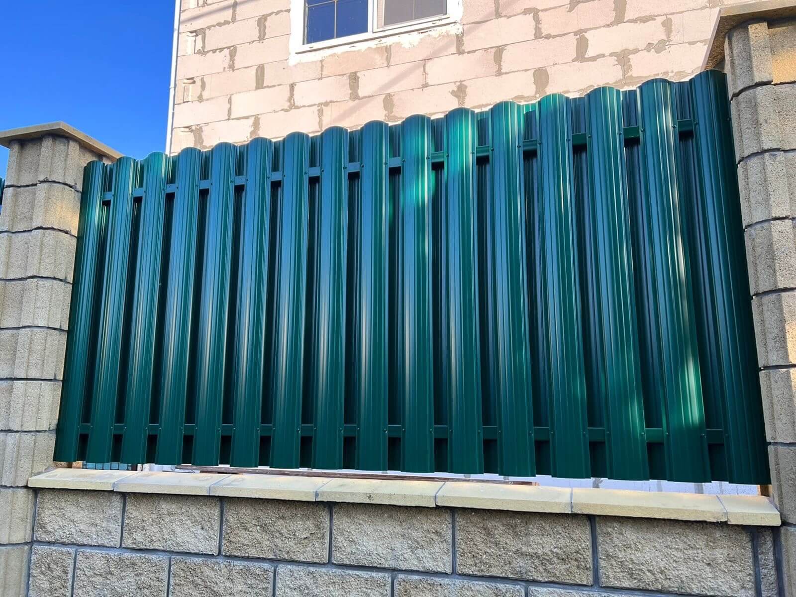 Забор из евроштакетника 22м RAL6005/6005 Зеленый Мох двусторонний фото 2 в Оренбурге