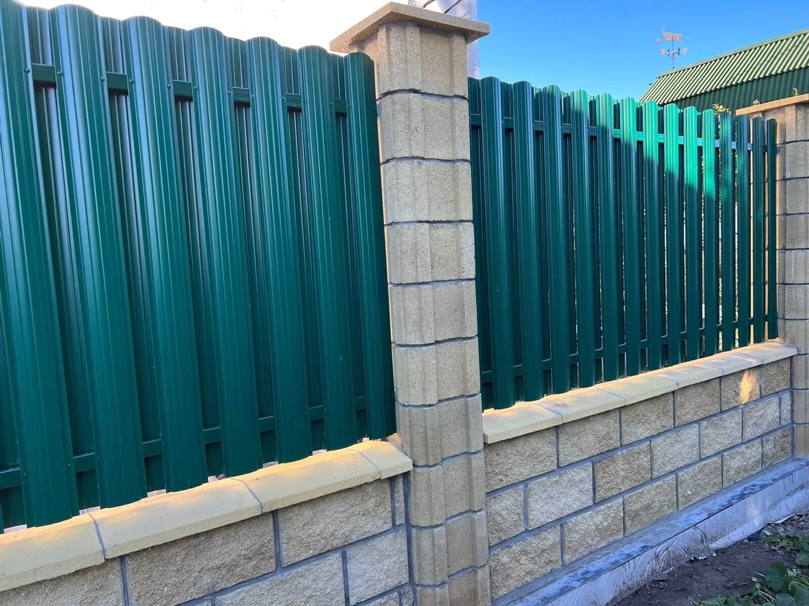 Забор из евроштакетника 22м RAL6005/6005 Зеленый Мох двусторонний фото 1 в Оренбурге