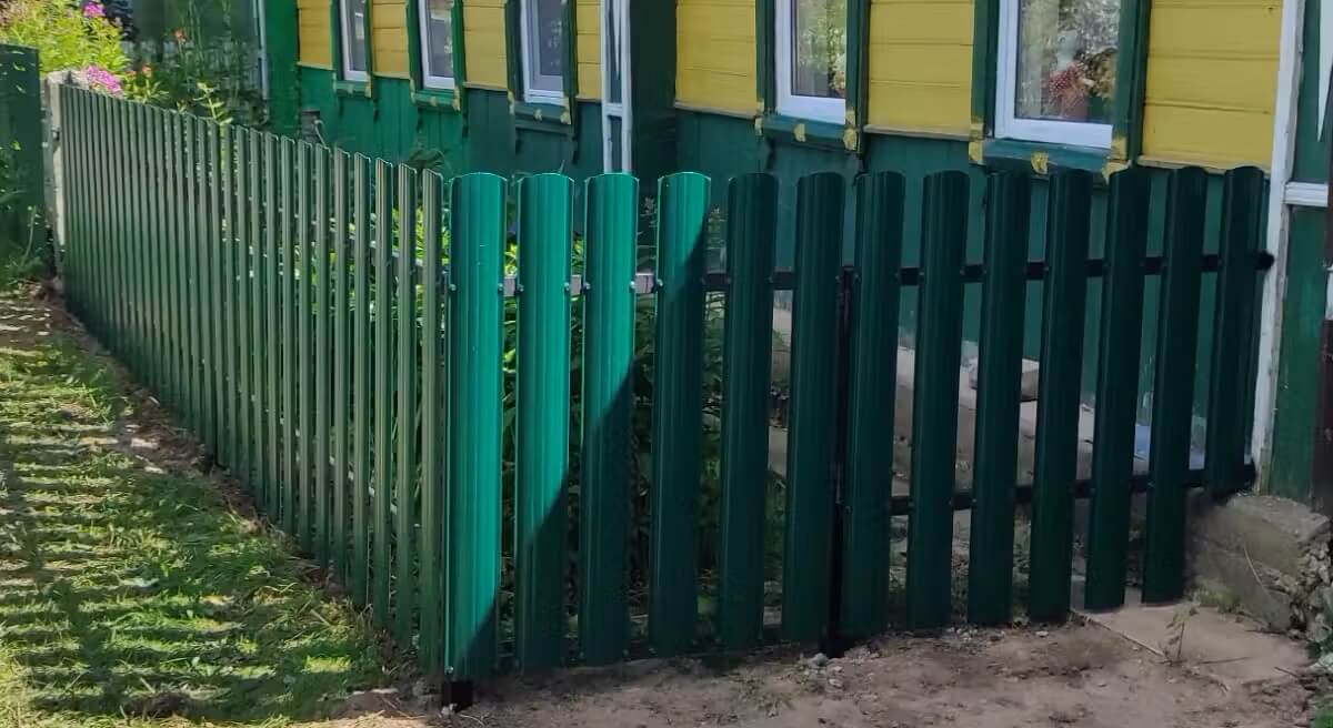 Заборчик из Евроштакетника 8м RAL6005/6005 Зеленый Мох двусторонний в Оренбурге
