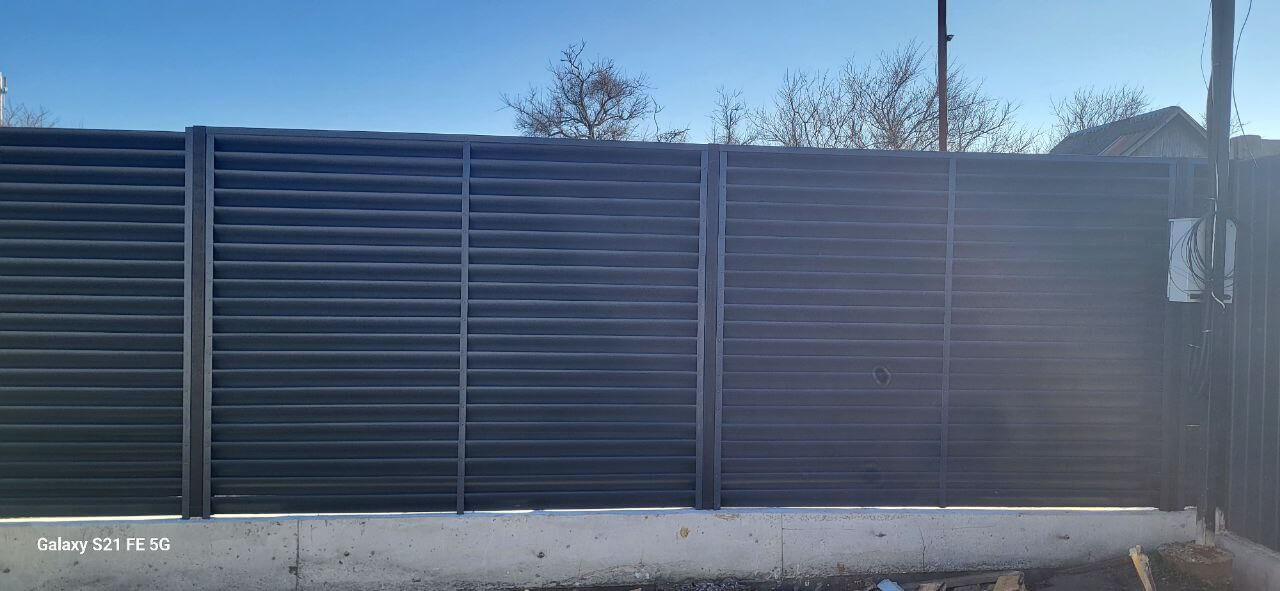 Забор из ламелей еврожалюзи 30м RAL7024/7024 Серый Графит двусторонний фото 6 в Оренбурге