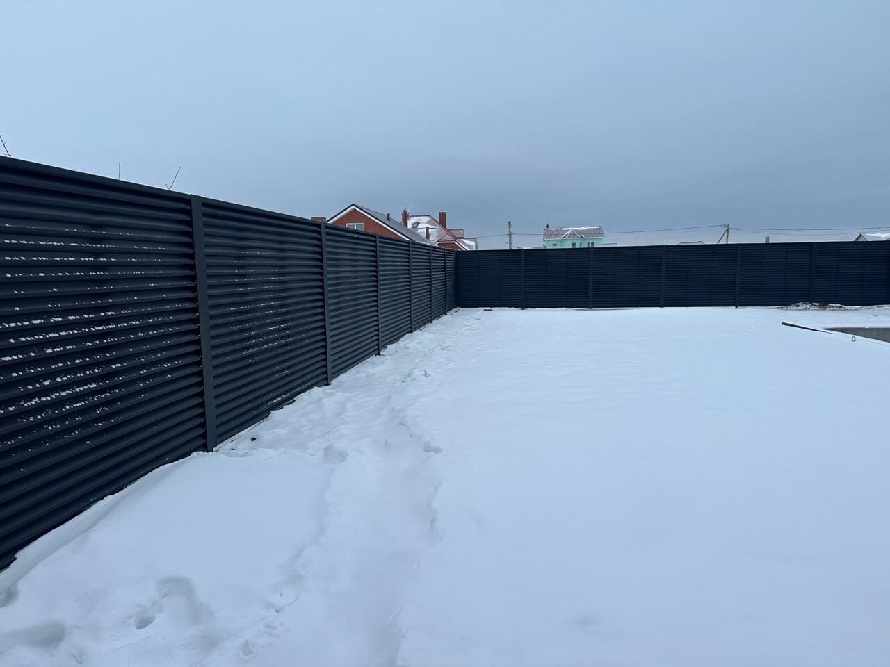 Забор-жалюзи из ламелей ЭКО-Z 130м RAL9005 Черный МАТТЕ фото 3 в Оренбурге