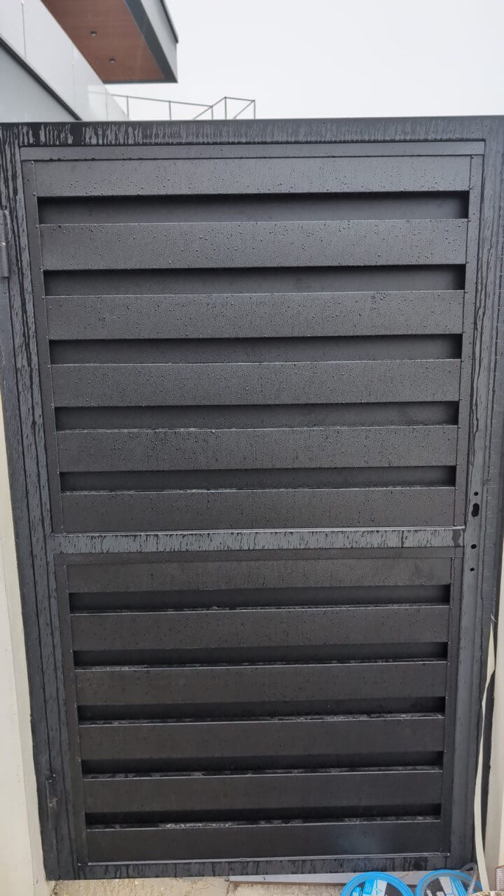 Откатные ворота с калиткой из металлопланкена RAL9005/9005 Черный двусторонний МАТТЕ фото 3 в Оренбурге