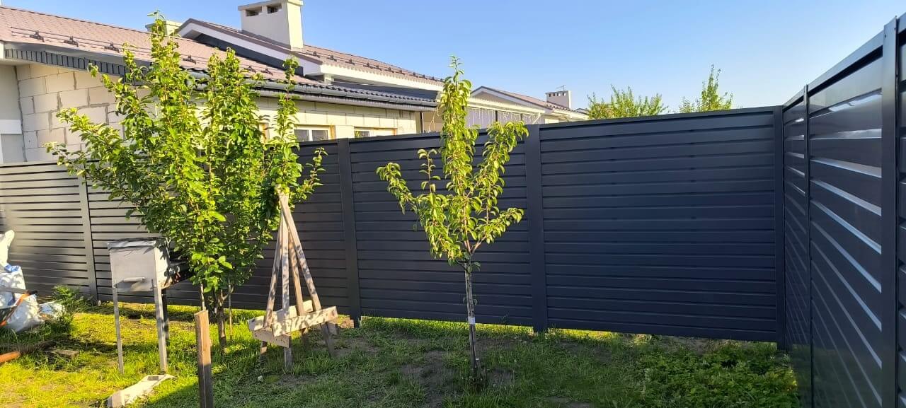 Забор-жалюзи из ламелей Хай-Тек 62м RAL7024/7024 Серый Графит двусторонний фото 4 в Оренбурге