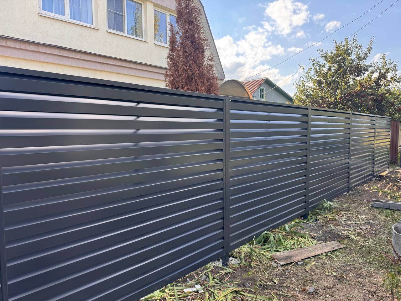 Забор-жалюзи из ламелей Хай-Тек 26м RAL7024/7024 Серый Графит двусторонний в Оренбурге