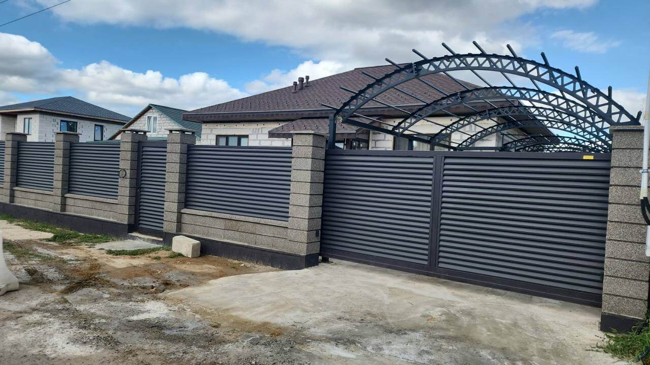 Забор-жалюзи из ламелей Реснички 27м RAL8019/8019 Темный Шоколад двусторонний МАТТЕ фото 2 в Оренбурге