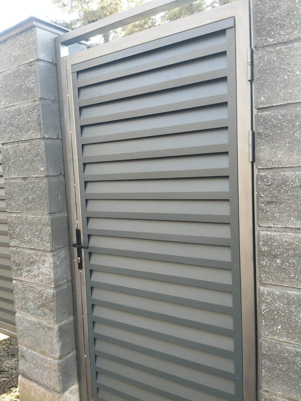 Откатные ворота с калиткой из ламелей Реснички RAL7024/7024 Серый Графит двусторонний МАТТЕ фото 2 в Оренбурге
