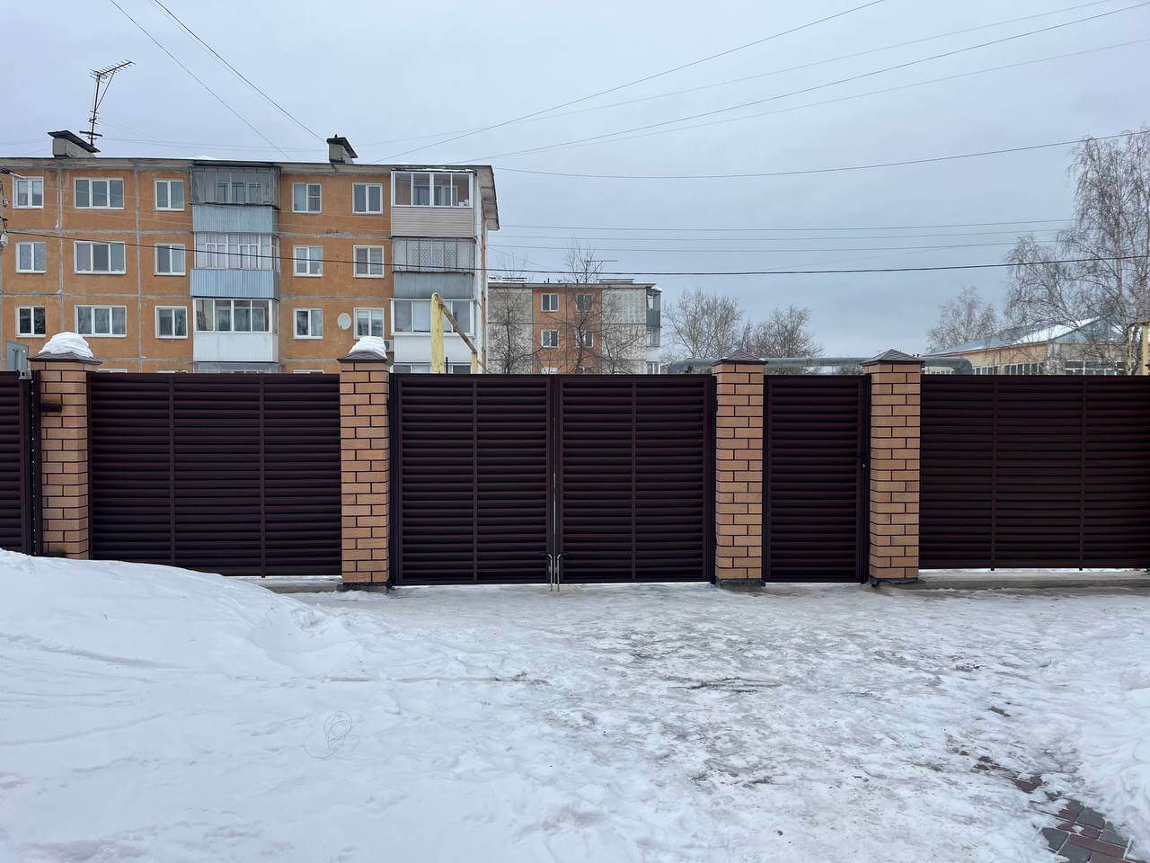 Забор-жалюзи из ламелей ЭКО-Z 87м RAL8017/8017 Шоколад двусторонний МАТТЕ фото 1 в Оренбурге