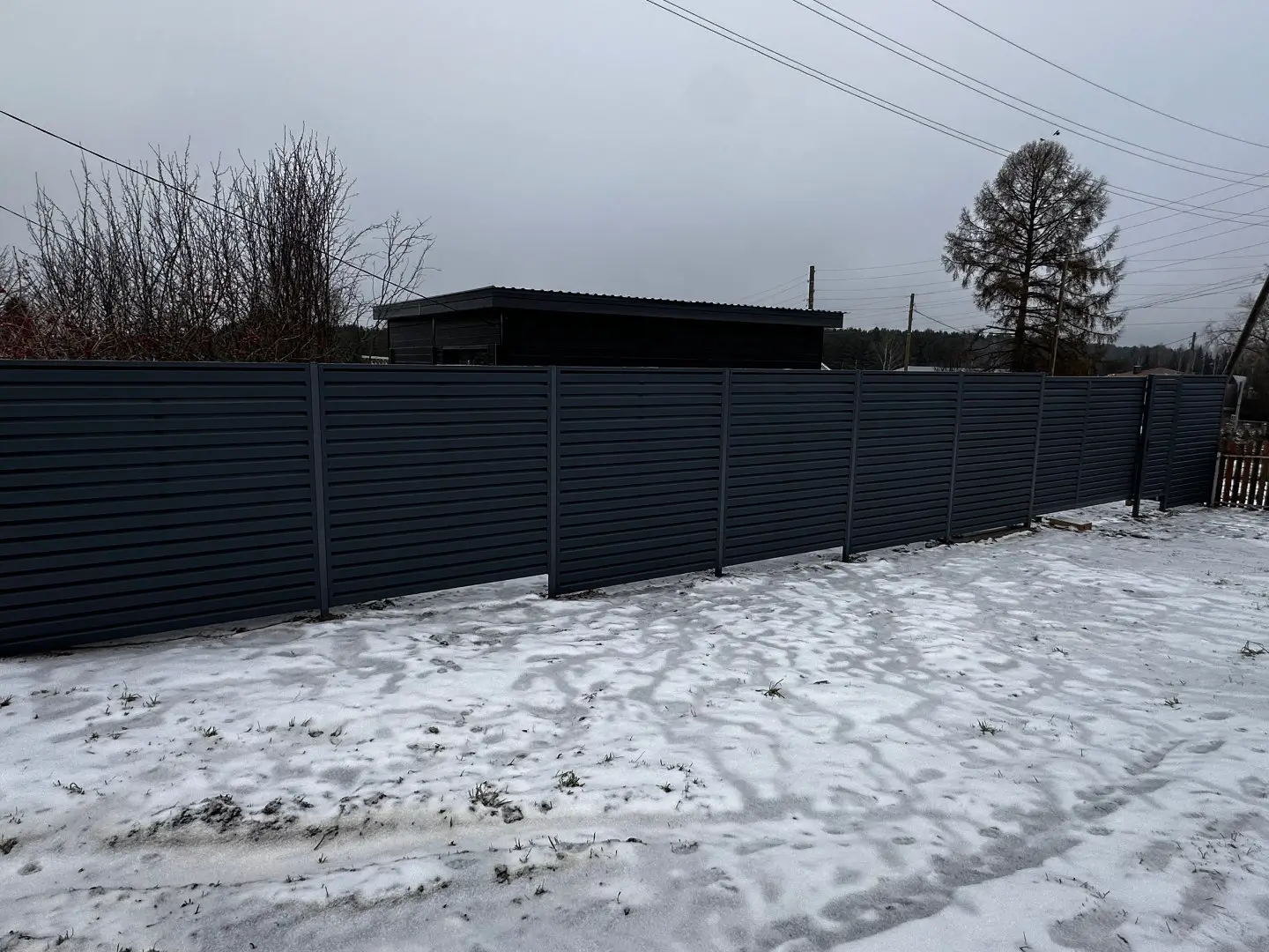 Забор-жалюзи из ламелей Хай-Тек 20м RAL7024/7024 Серый Графит двусторонний МАТТЕ фото 3 в Оренбурге