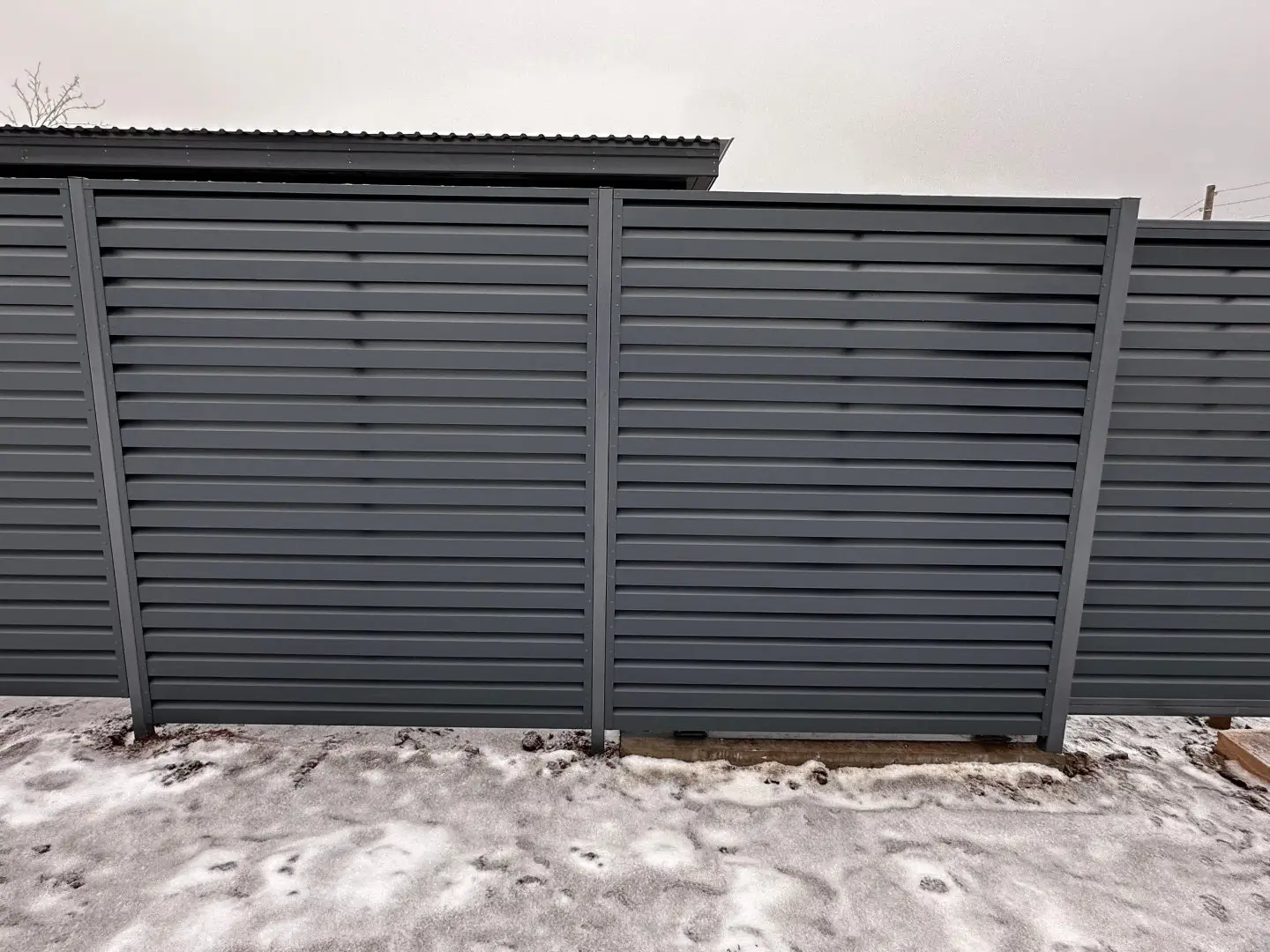 Забор-жалюзи из ламелей Хай-Тек 20м RAL7024/7024 Серый Графит двусторонний МАТТЕ фото 2 в Оренбурге