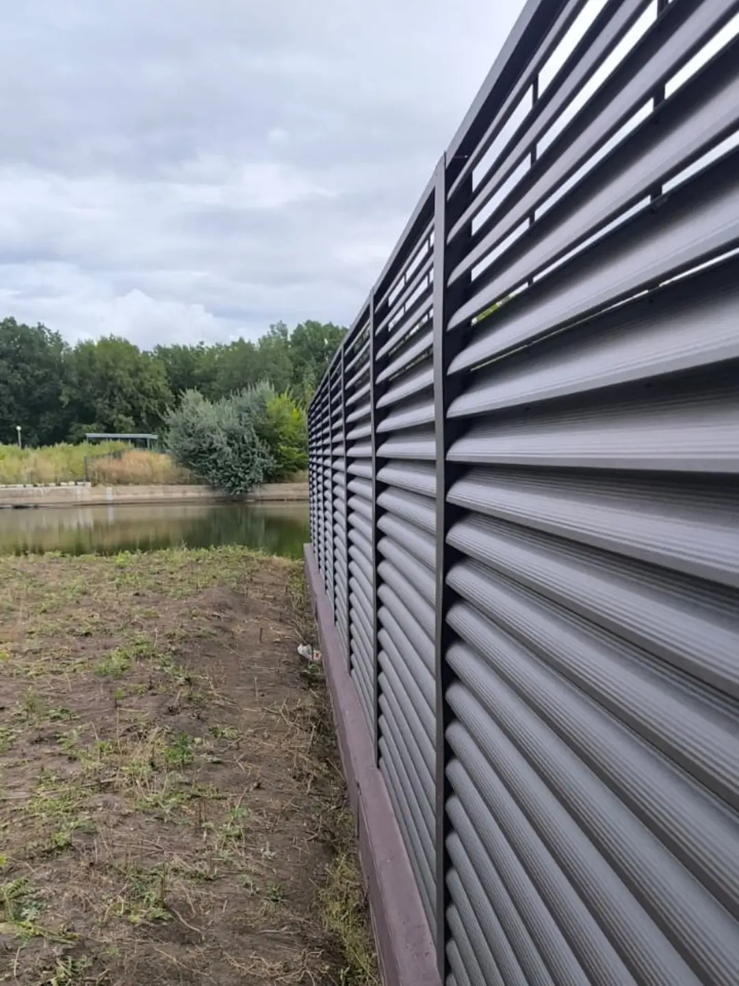 Забор-жалюзи из ламелей еврожалюзи 86м RAL8019/8019 Темный Шоколад двусторонний МАТТЕ фото 7 в Оренбурге