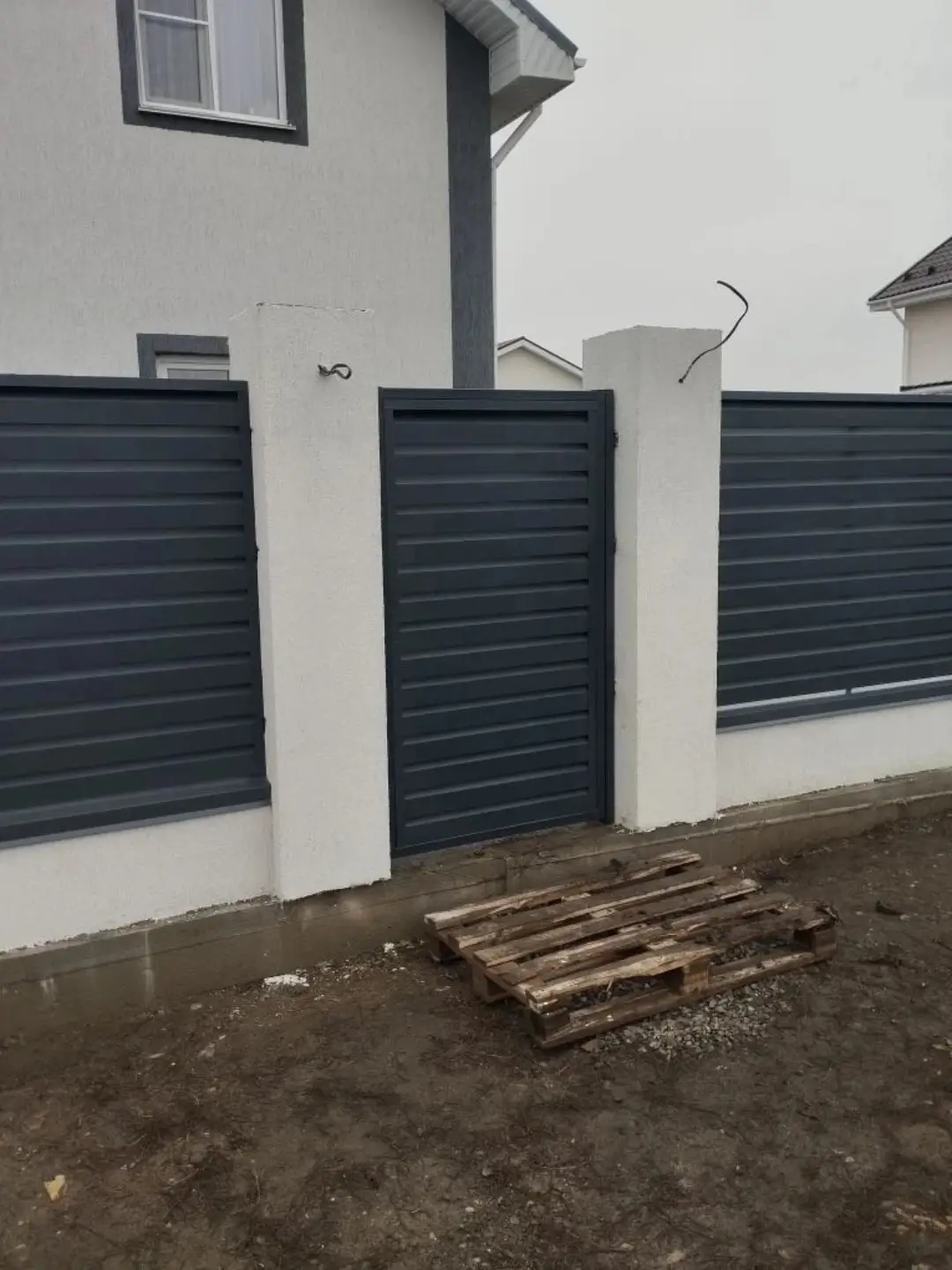 Забор-жалюзи из ламелей Хай-Тек 12м RAL7024 Серый Графит МАТТЕ фото 1 в Оренбурге