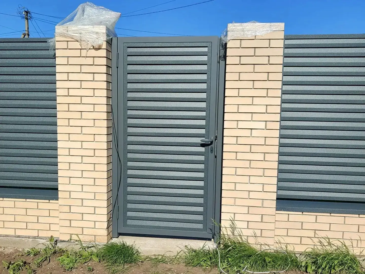 Забор-жалюзи из ламелей Реснички 16м RAL7024 Серый Графит Стальной Бархат фото 2 в Оренбурге