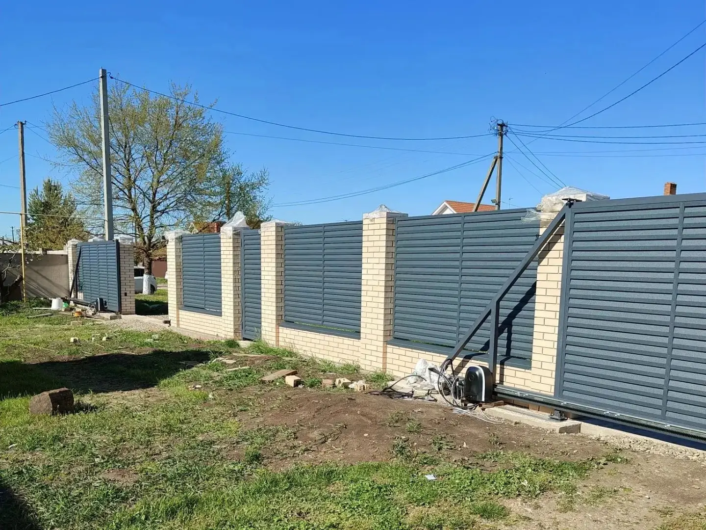Забор-жалюзи из ламелей Реснички 16м RAL7024 Серый Графит Стальной Бархат фото 1 в Оренбурге
